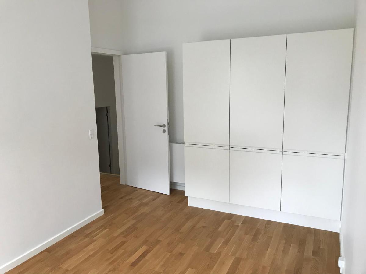 Big In Shared With King Size Bed Apartment
